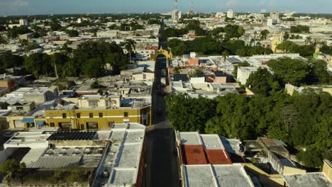 Drone-Flies-Towards-Arch-of-San-Juan-Merida,-Yucatan,-Mexico