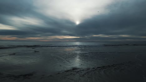 Bewegt-Sich-Langsam-Vorwärts-Ins-Meer-Mit-Dramatischen-Dunklen-Wolken-Im-Hintergrund