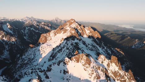 Eine-Drohnenaufnahme-Eines-Hohen-Bergrückens-In-Den-Olympischen-Bergen,-Aufgenommen-Direkt-Außerhalb-Des-Nationalparks-Bei-Sonnenuntergang
