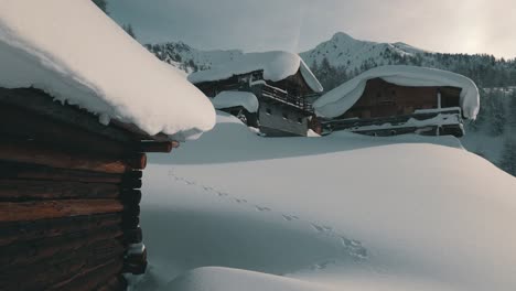 Hasenspuren-An-Verschneiten-Berghütten-In-Den-Südtiroler-Bergen
