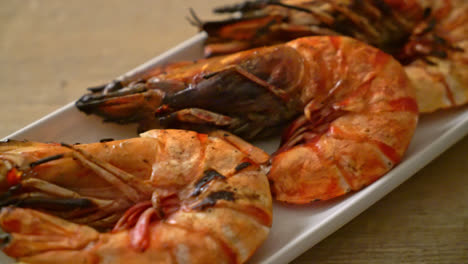 grilled-tiger-prawns-or-shrimps-with-lemon