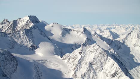 Panorama-De-Montaña-En-Los-Alpes-Con-Nieve-Fresca-En-Una-Estación-De-Esquí-Glaciar-En-Tirol