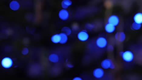 Der-Weihnachtliche-Künstliche-Weihnachtsbaum-Dreht-Sich-Mit-Lichtern,-Weihnachtslichtern