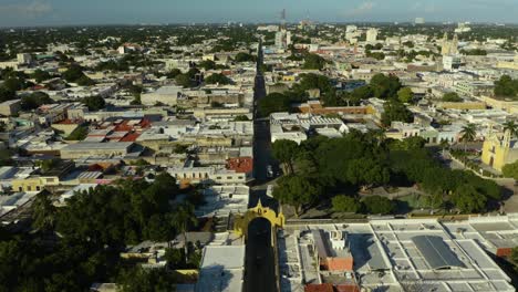 Drone-Rises-Above-Parque-San-Juan-in-Merida,-Mexico