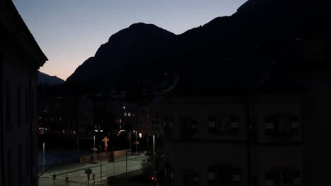 Lapso-De-Tiempo-De-Día-A-Noche-Del-Casco-Antiguo-De-Innsbruck-Con-Panorama-De-Montaña