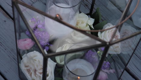 Blumen-Und-Kerzen-Am-Ort-Der-Hochzeit