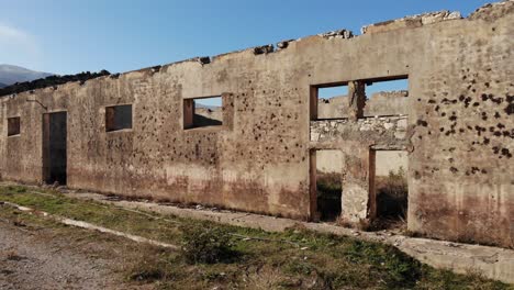 Paredes-Antiguas-De-Ruinas-Que-Quedan-En-El-Campamento-Histórico-De-Tepelena-Donde-La-Gente-Sufrió-El-Régimen-Comunista
