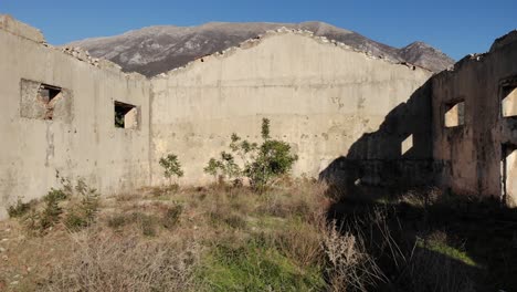 Skelettwände-Von-Gebäuden,-Die-Als-Schlafsäle-In-Verfolgungslagern-Des-Kommunistischen-Regimes-In-Albanien-Dienten