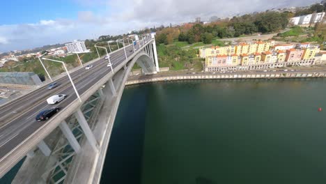 Epische-Fpv-drohne-Schnelle-Brückenüberführungsautos,-Die-Die-Arrabida-brücke-Porto-Portugal-überqueren