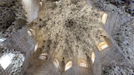 Schönes-Maurisches-Gewölbe-In-Der-Alhambra-Von-Granada