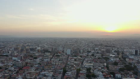Drohne-Fliegt-Hoch-über-Der-Stadt-Guadalajara-In-Einen-Wunderschönen-Sonnenuntergang
