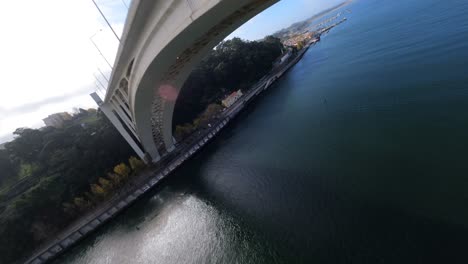 Fpv-Drohne-Verrückte-Antenne,-Die-Unter-Arrabida-Brücke-über-Wasser-Porto-Portugal-Fliegt