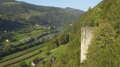 Luftaufnahme-Der-Alten-Burgturmruine-Puchenstein-Mit-Blick-Auf-Die-Landschaft-Von-Dravograd-In-Slowenien