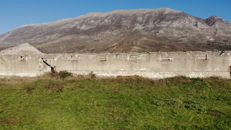 Edificios-Sin-Techo-Del-Campamento-Donde-La-Gente-Sufrió-El-Castigo-Durante-El-Régimen-Comunista-En-Albania