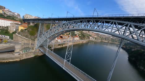 Verrückt-Dreht-Sich-über-Wasser-Fpv-Drohne-Dom-Luis-Brücke-Porto-Portugal-Europa-Reise