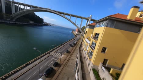 Fliegen-Sie-An-Farbenfrohen-Häusern-Am-Flussufer-Vorbei-An-Der-Arrabida-Brücke-Porto-Portugal-Fpv-Drohne