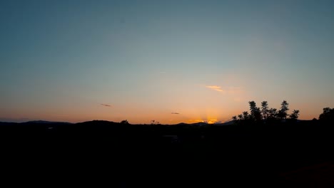 Abenddämmerung-Sonnenuntergang-Himmel-Mit-Bergsilhouette-Im-Dorf-In-Der-Nähe-Von-Valencia,-Spanien