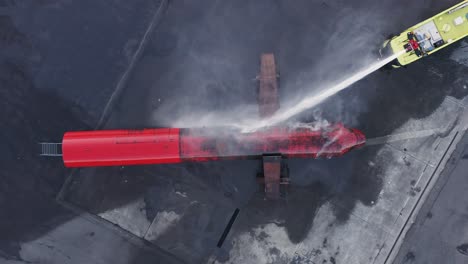 Scania-Feuerwehrauto-Löscht-Replik-Flugzeugfeuer-Während-Des-Trainings