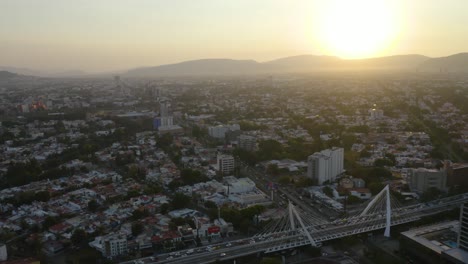Luftaufnahme-Der-Straßen-Von-Guadalajara-Während-Des-Sonnenuntergangs