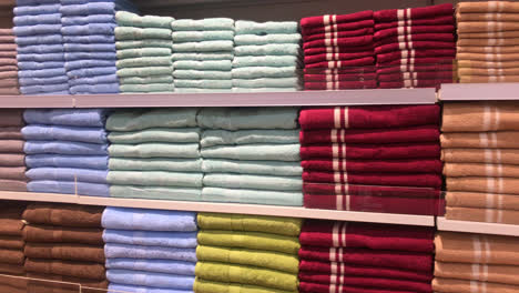 Buntes-Handtuch-Im-Regal-Im-Einzelhandel