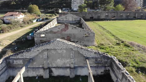 Zerstörte-Kaserne-Des-Berüchtigten-Lagers-Des-Kommunistischen-Regimes-In-Albanien,-Luftbild