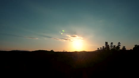 Malerischer-Sonnenuntergang-Mit-Blauem-Himmel-Und-Wolken-über-Reicht-In-Einem-Friedlichen-Dorf-In-Der-Nähe-Von-Valencia,-Spanien