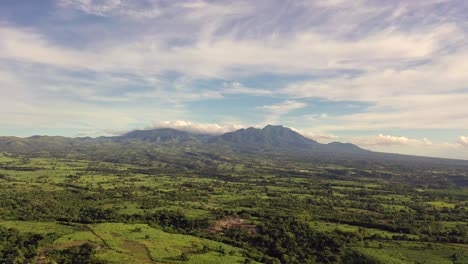 Erstaunliche-Ansicht-Des-Berges-Talinis-Von-Zamboanguita-In-Negros-Oriental,-Philippinen-Bei-Einem-Sonnenaufgang---Breite-Drohneaufnahme