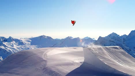 Junger-Snowboard-Freestyle-Skifahrer,-Der-Eine-Sehr-Große-Schanze-In-Einem-Funkark-In-Österreich-Springt