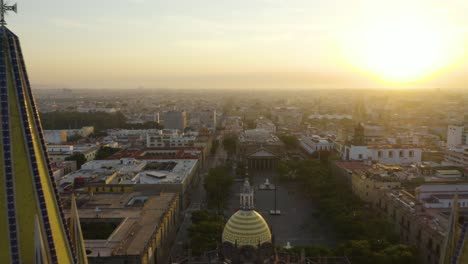 Drohne-Fliegt-Zwischen-Den-Spitzen-Der-Kathedrale-Von-Guadalajara-Während-Des-Dramatischen-Sonnenaufgangs-Am-Morgen