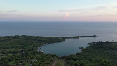 Mar-Azul-Tranquilo-Al-Amanecer-Desde-La-Isla-Tropical-De-Dumaguete-En-Negros-Orientales,-Filipinas