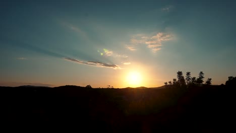 Malerischer-Blick-Auf-Das-Feurige-Sonnenlicht-über-Dem-Berggipfel-Während-Des-Sonnenuntergangs-In-Spanien