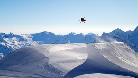 Esquí-De-Estilo-Libre-En-Un-Parque-De-Atracciones-En-Un-Salto-De-Esquí-Grande