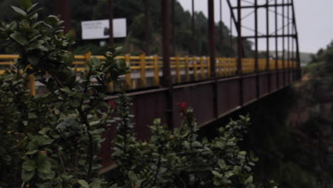 Auto-überquert-Brücke-In-Kolumbien