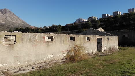 Ruinen-Von-Schlafsälen,-Die-Während-Des-Kommunistischen-Regimes-In-Abgelegenen-Arbeitslagern-In-Albanien-Genutzt-Wurden
