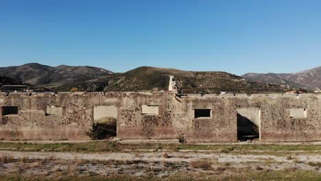 Dormitorios-Abandonados-Del-Notorio-Campamento-De-Tepelena-Construido-Durante-El-Régimen-Comunista-En-Albania