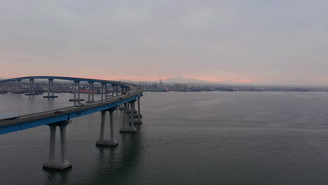 Coronado-Gebogene-Brücke-über-Die-Bucht-Von-San-Diego-Mit-Blick-Auf-Die-Skyline-Von-Kalifornien-Bei-Sonnenaufgang-In-Den-Vereinigten-Staaten