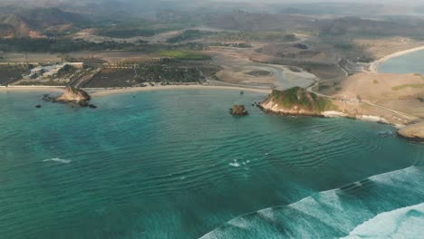 Tropische-Ozeanwellen-Erreichen-Die-Trockene-Küste-Der-Insel-Lombok-In-Indonesien,-Antenne