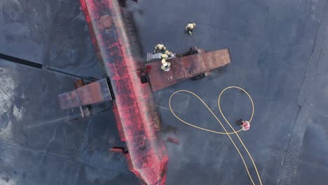 Feuerwehrleute,-Die-Während-Der-Feuerübung-Am-Flughafen-Dummy-Flugzeuge-über-Flügel-Verlassen