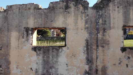 Fenster-An-Schmutzigen-Wänden-Zerstörter-Kasernen-Des-Lagers-Von-Tepelena-Vom-Kommunistischen-Regime-In-Albanien