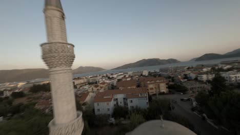 Akrobatische-FPV-Hochgeschwindigkeitsdrohnen-Luftaufnahmen-Der-Siteler-Sirinyer-Moschee,-Türkei