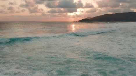Atemberaubender-Sonnenuntergang-Am-Ufer-Von-Lombok-Mit-Ruhigen-Wellen,-Die-Im-Seichten-Wasser-Brechen