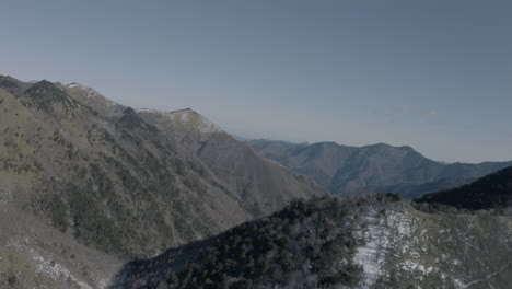 Tiro-De-Drone-De-Montaña-De-Invierno-En-Japón
