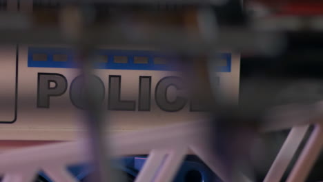 Polizeibriefe-Auf-Polizeiauto-Durch-Zaun-Gesehen