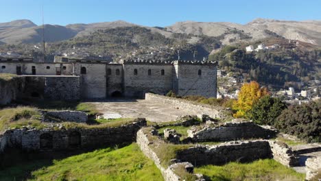 Fortress-towers-of-Gjirokaster-surrounded-by-mountains-and-old-stone-houses