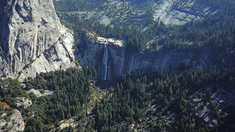 Agua-Que-Fluye-De-La-Cascada-Al-Hermoso-Valle-En-El-Parque-Nacional-De-Yosemite,-Estados-Unidos