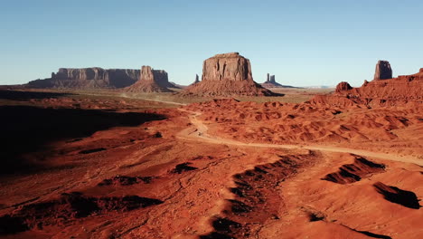 Luftaufnahme-Der-Schönen-Roten-Wüstenlandschaft-Im-Monument-Valley-In-Arizona,-Usa