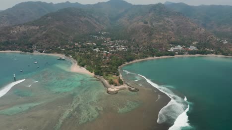 Aguas-Poco-Profundas-Que-Rodean-La-Costa-Tropical-De-Lombok-En-La-Playa-De-Tanjungan-Senggigi