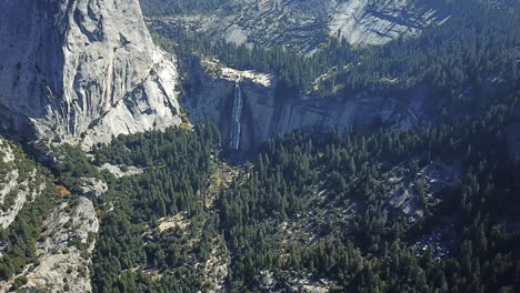 Toma-Aérea-De-Las-Cataratas-De-Yosemite-En-El-Popular-Parque-Nacional,-Hermoso-Destino-En-California
