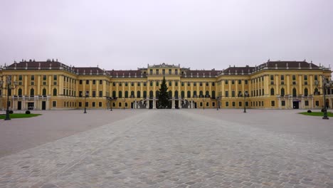 Leerer-Platz-Vor-Einem-Berühmten-Alten-Palast-Während-Der-Sperrung