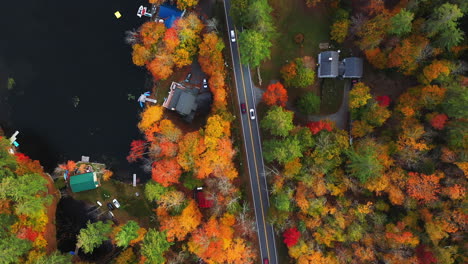 Birdseye-Luftbild-Oder-Straße-Und-Seeufer-Mit-Lebendigen-Waldblatt-Herbstfarben-In-Der-Landschaft-Von-New-England-USA,-Drohnenaufnahme-Von-Oben-Nach-Unten